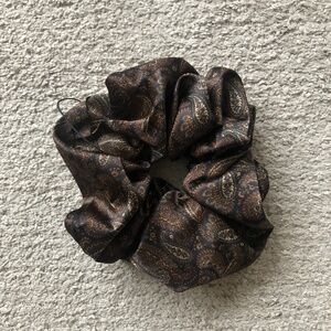 Aritzia Silk Scrunchie.NWOT.